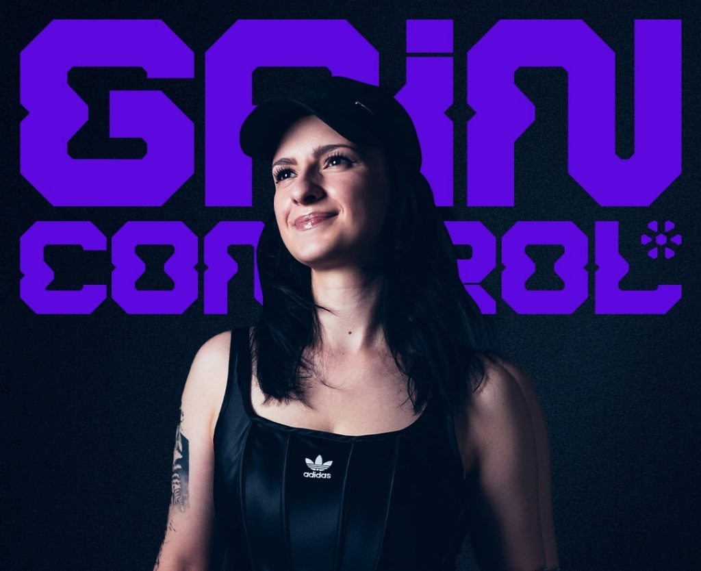 Bild von Lilak Mind mit schwarzem Top und schwarzer Kappe vor dem lila Schriftzug GAIN CONTROL*
