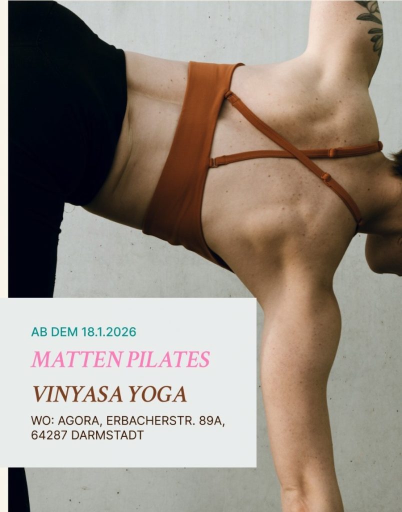 Flyerfoto für Matten Pilates und Vinyasa Yoga: sportlicher Rücken einer Frau, die sich seitlich runterbeugt