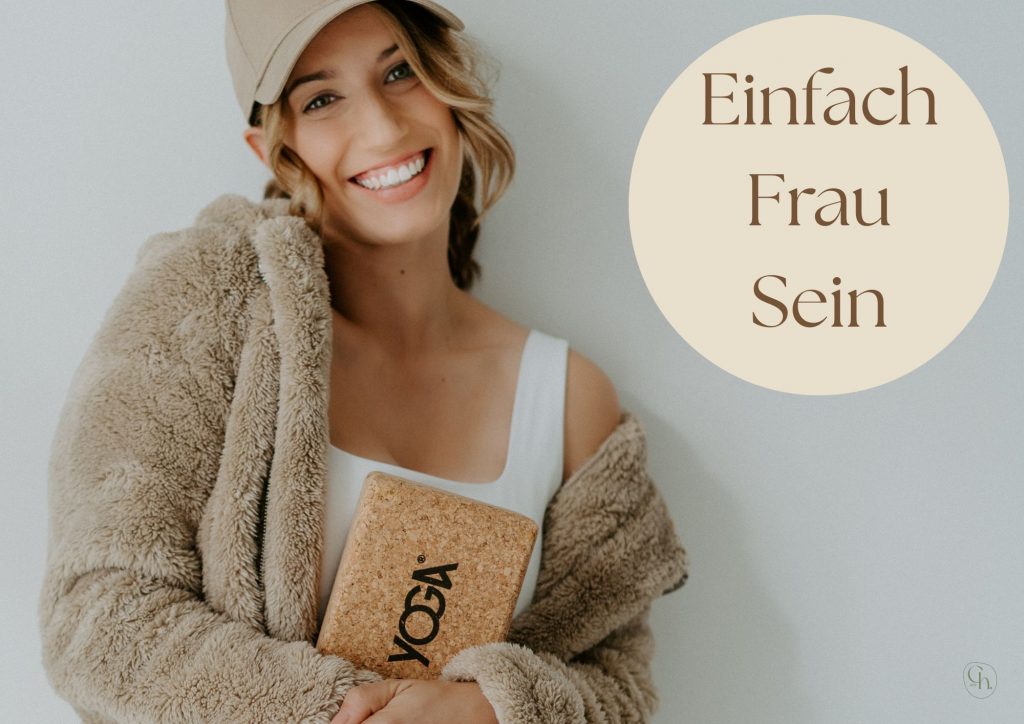 Bild einer lächelnden, sich wohlfühlenden Frau mit dem hinzugefügten worten Einfach Frau Sein