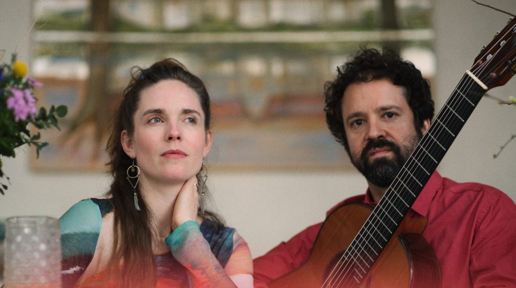 Die Sängerin Elsa Johanna Mohr und der Gitarrist Flávio Nunes
